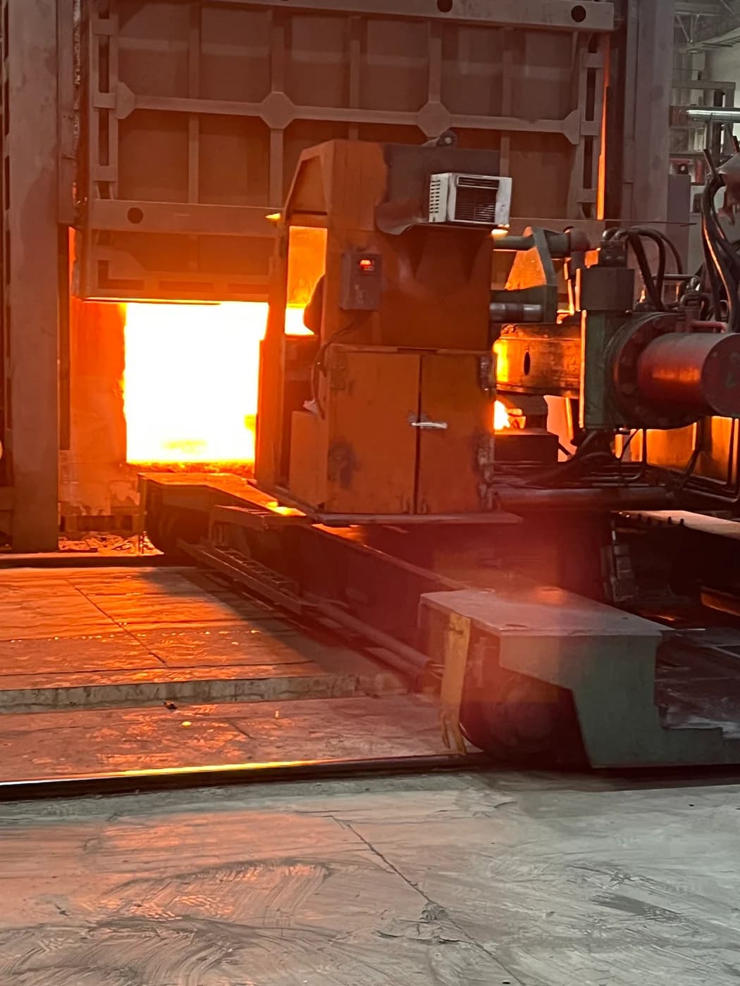 Furnace heating a workpiece in a forging workshop