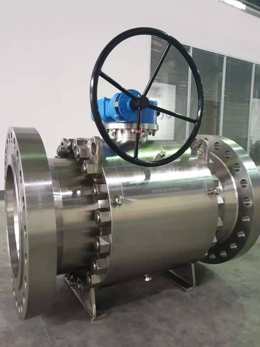 Metal-finish valve with handwheel operator